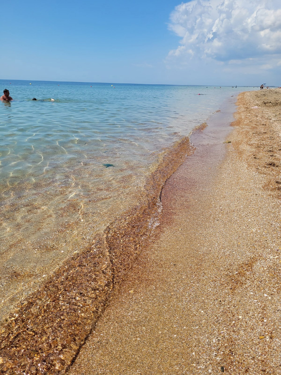 Пляж в поселке Заозерное, море в Заозерном