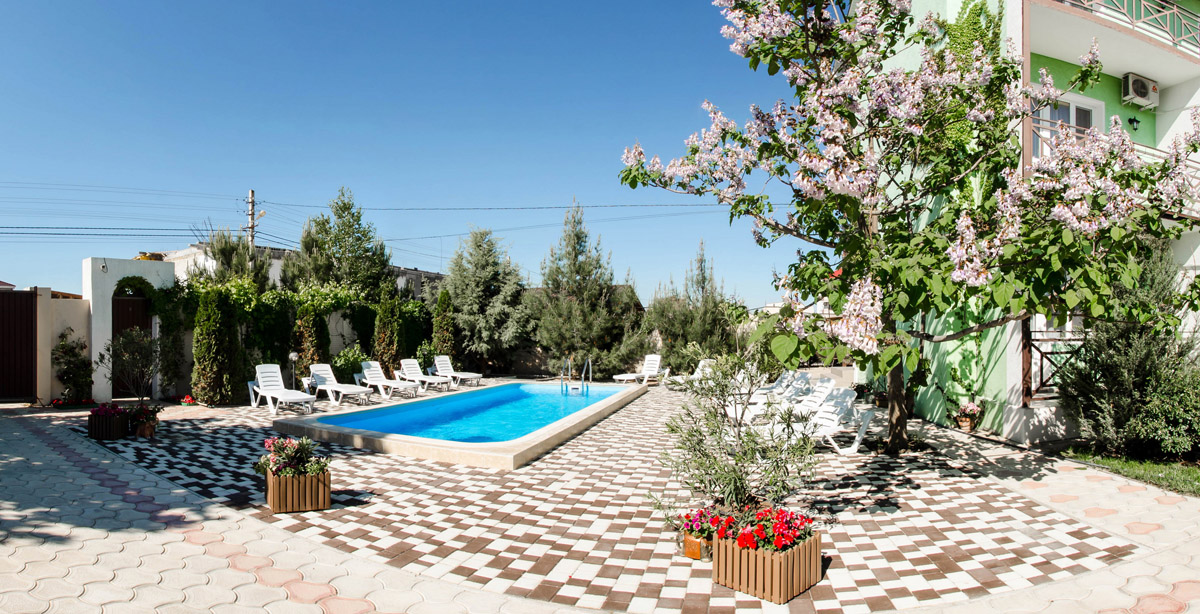 Гостевой дом с бассейном в Заозерном Крым