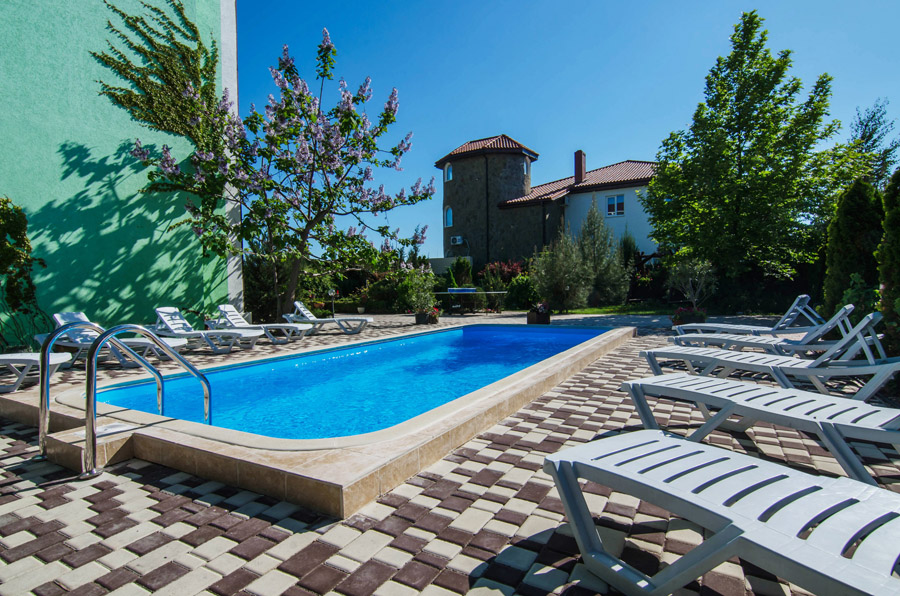 Отдых с бассейном в гостевом доме Заозерного