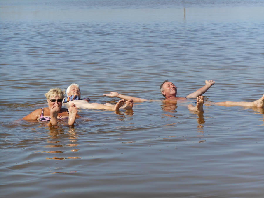 Озеро не только мелкое, но и очень соленое Озеро Мойнаки в Евпатории фото